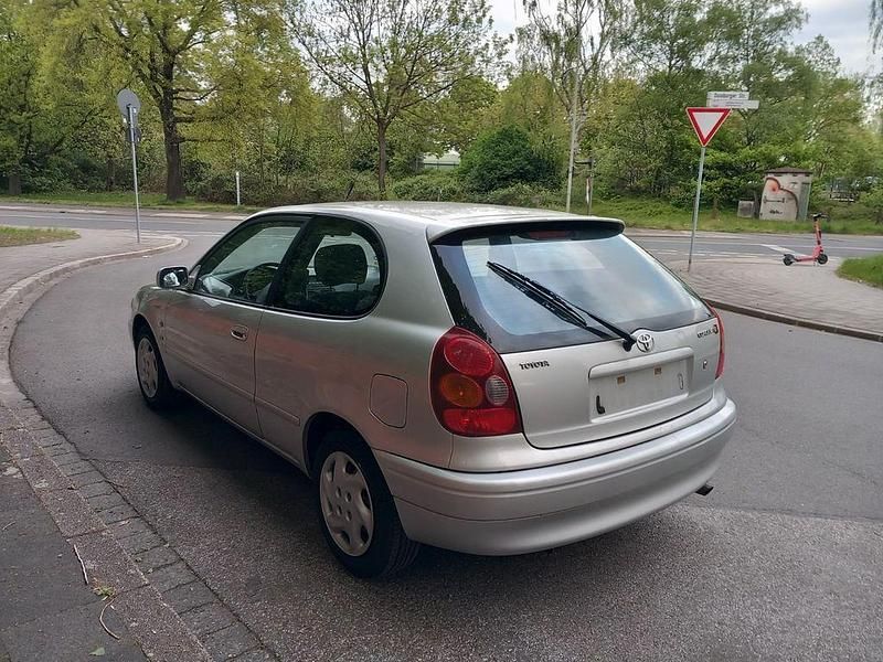 Usado Toyota Corolla 110 HP (80 kW) 2001 Prateado Sedan