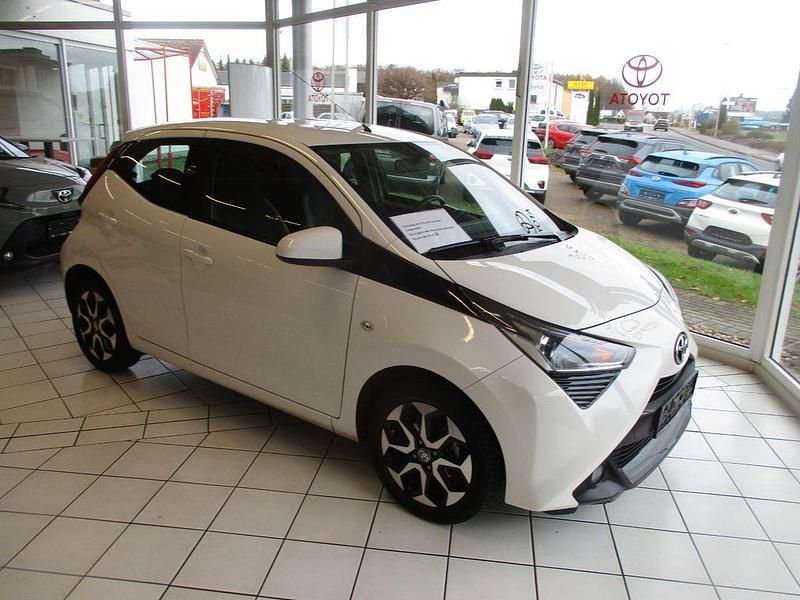 Weiß Gebraucht 2020 Toyota Aygo X-play Kleinwagen | 11.850 € (Fairer Preis) - Bild 1/4