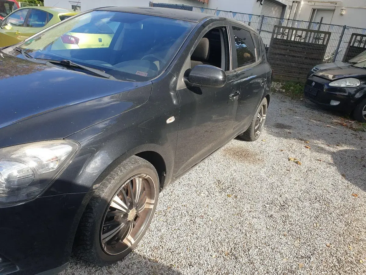 Gebraucht Kia Ceed 90 PS (66 kW) 2011 Schwarz Kleinwagen