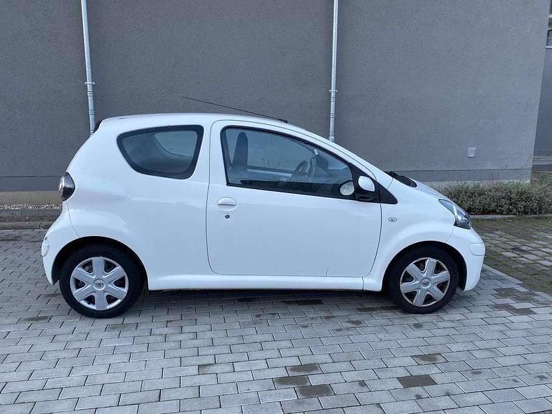 Weiß Gebraucht 2011 Toyota Aygo City Kleinwagen | 3.500 € (Fairer Preis) - Bild 1/4