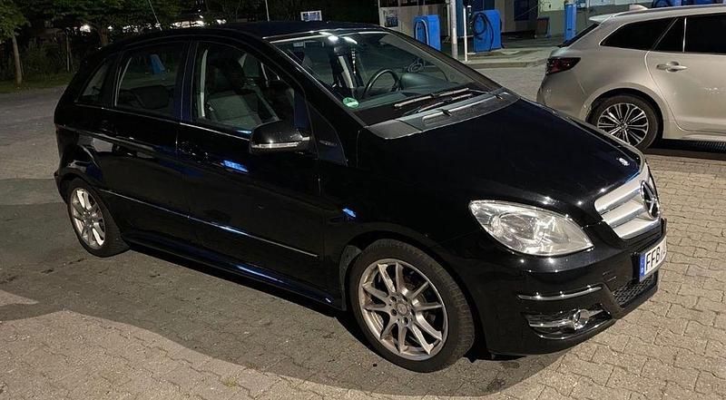 Gebraucht Mercedes B180 116 PS (85 kW) 2011 Schwarz Van / Kleinbus