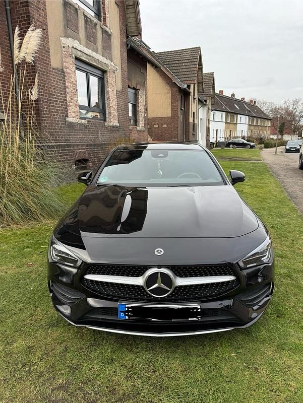 Schwarz Gebraucht 2021 Mercedes CLA200 AMG line Limousine | 32.499 € (Teuer) - Bild 1/4