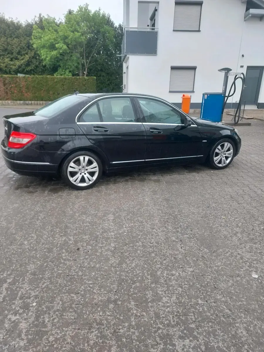 Gebraucht Mercedes C200 Avantgarde 136 PS (100 kW) 2010 Schwarz Limousine