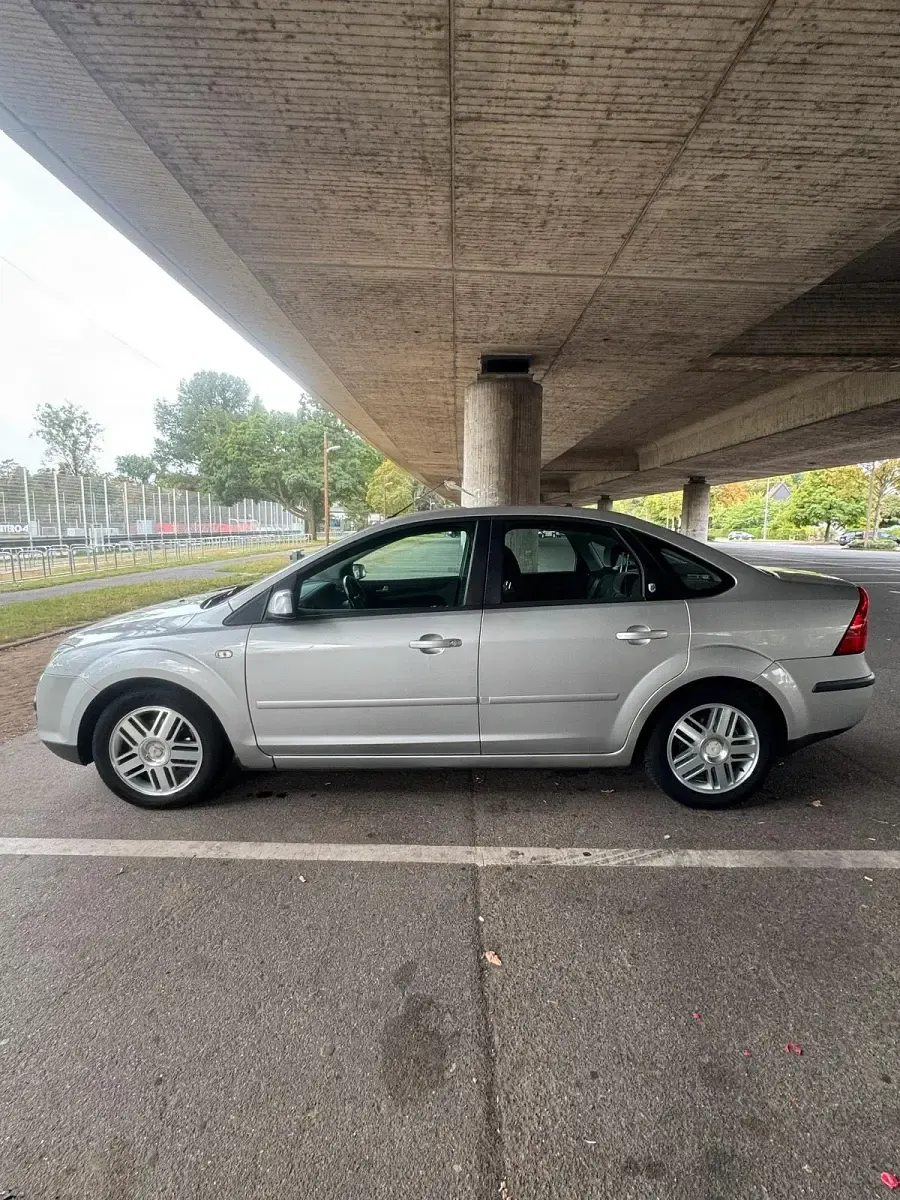 Gebraucht Ford Focus Ghia 116 PS (85 kW) 2005 Silber Limousine
