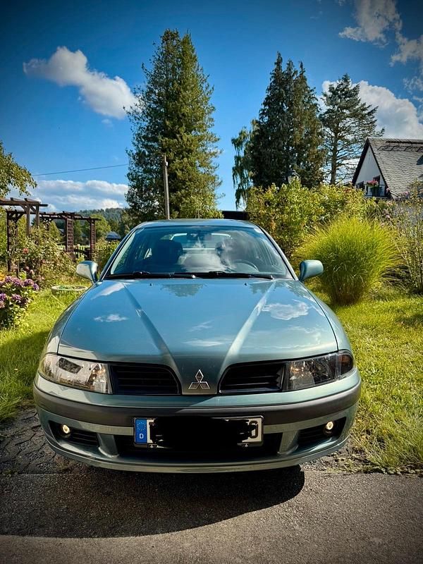 Grün Gebraucht 2003 Mitsubishi Carisma Limousine | 2.995 € (Etwas zu teuer) - Bild 1/4