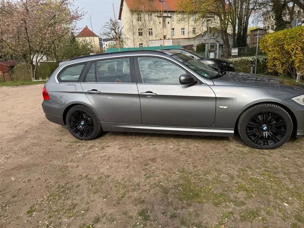 Gebraucht BMW 320 184 PS (135 kW) 2012 Grau Kombi