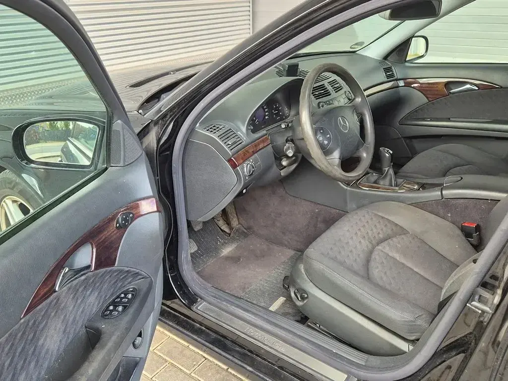Gebraucht Mercedes E220 Classic 150 PS (110 kW) 2003 Schwarz Limousine