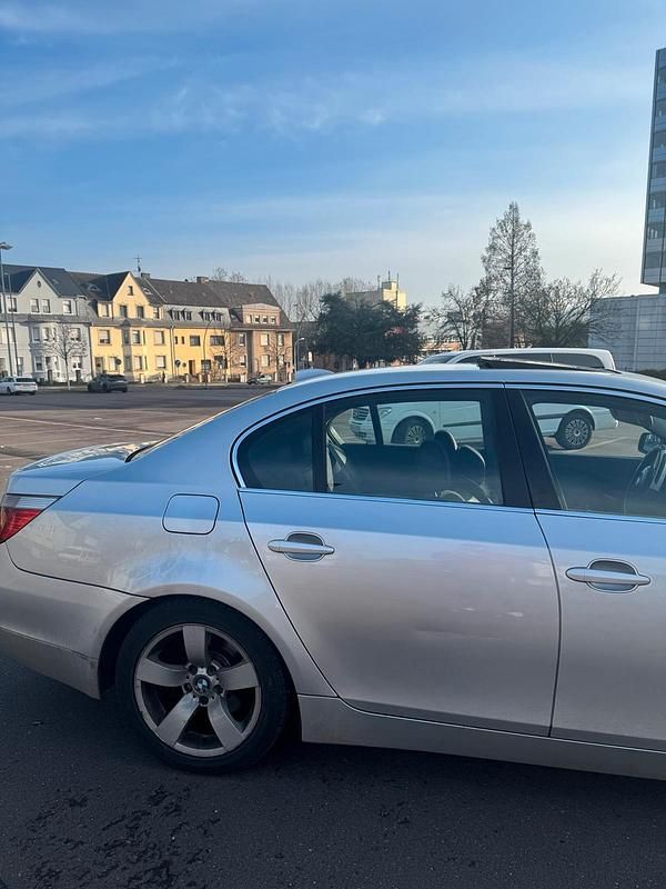 Gebraucht BMW 530 218 PS (160 kW) 2004 Silber Limousine