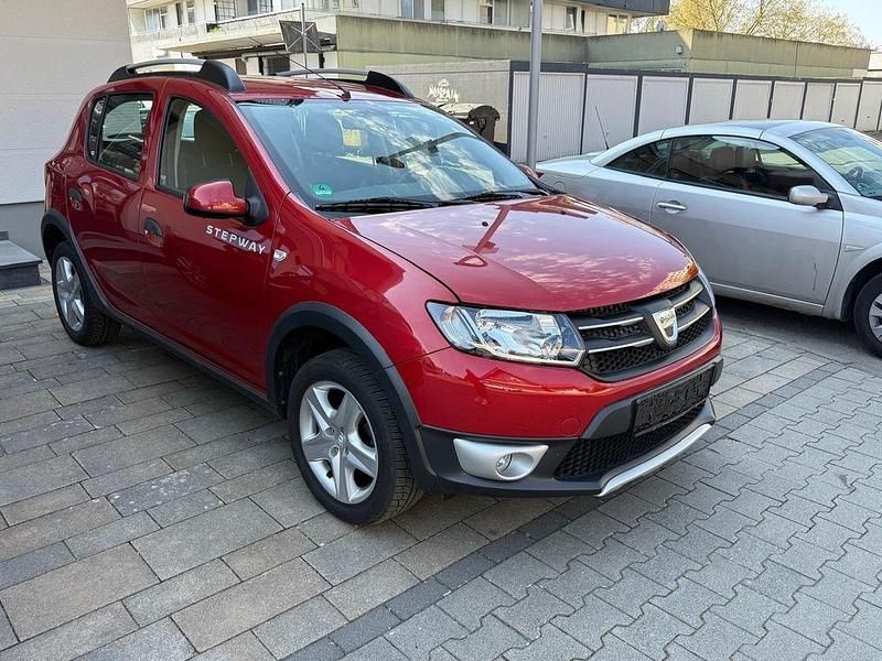 Gebraucht Dacia Sandero 90 PS (66 kW) 2015 Rot Limousine