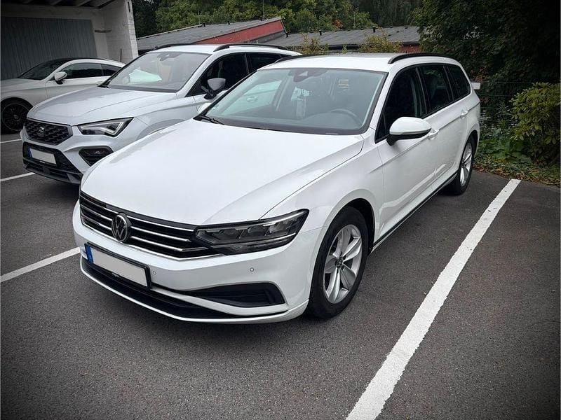 Weiß Gebraucht 2022 VW Passat Conceptline Kombi | 21.500 € (Superpreis) - Bild 1/4