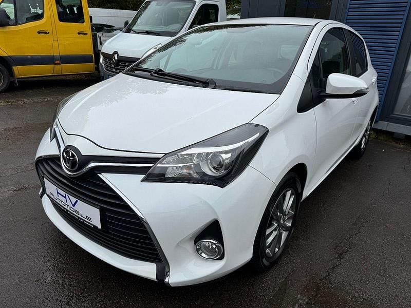 Weiß Gebraucht 2016 Toyota Yaris Comfort Limousine | 9.850 € (Guter Preis) - Bild 1/4