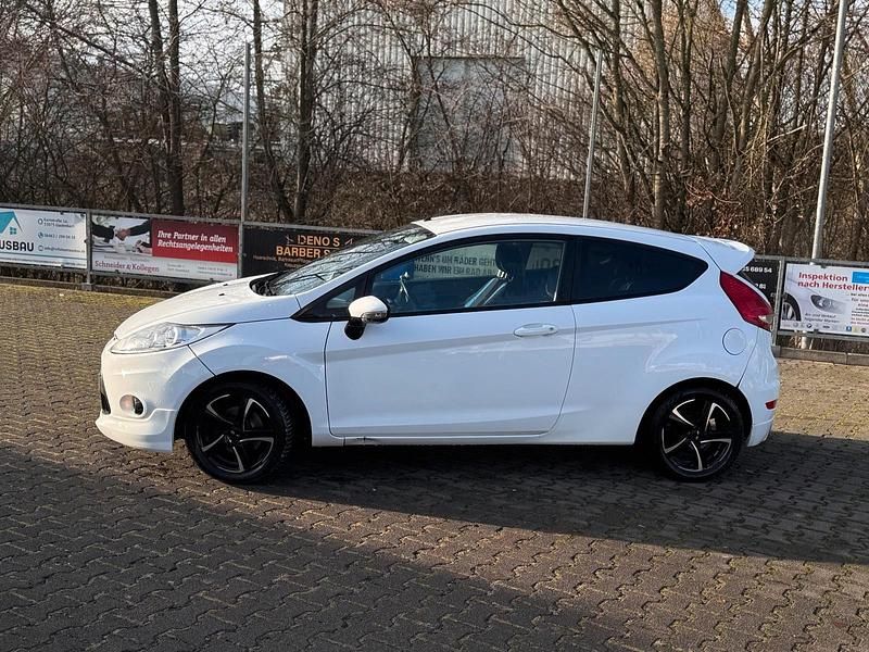 Gebraucht Ford Fiesta 70 PS (51 kW) 2010 Weiß Kleinwagen