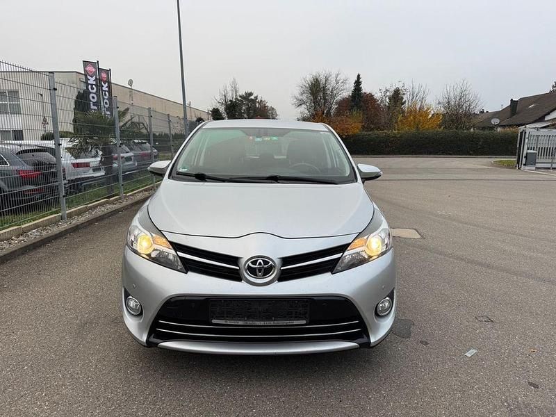 Silber Gebraucht 2013 Toyota Verso Life Van / Kleinbus | 4.990 € (Teuer) - Bild 1/4