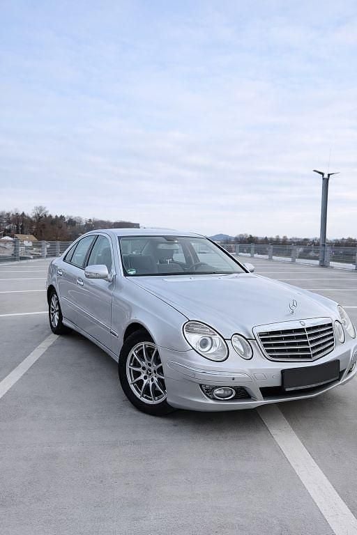 Silber Gebraucht 2006 Mercedes E200 Limousine | 6.799 € (Fairer Preis) - Bild 1/4