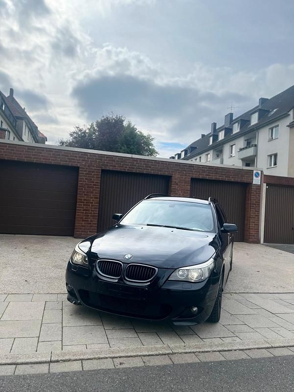 Schwarz Gebraucht 2006 BMW 530 M Sport Kombi | 3.999 € (Guter Preis) - Bild 1/4