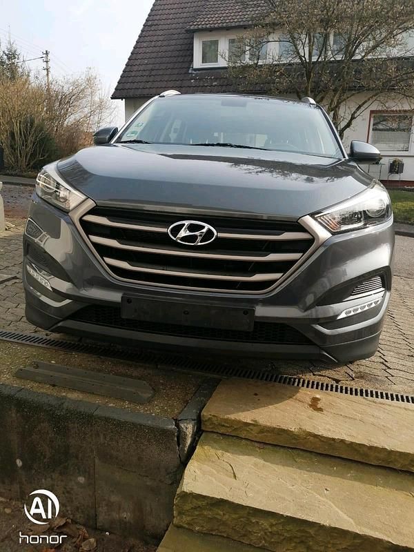 Silber Gebraucht 2016 Hyundai Tucson SUV | 9.900 € (Superpreis) - Bild 1/4