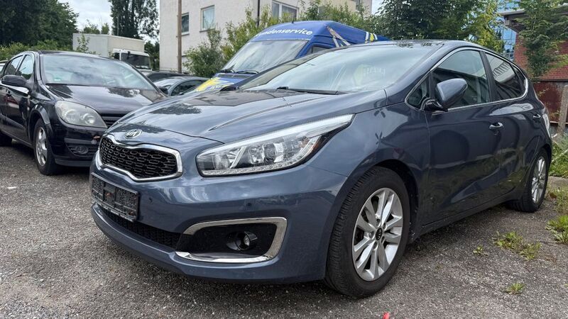 Blau Gebraucht 2017 Kia Ceed Limousine | 11.499 € (Fairer Preis) - Bild 1/4