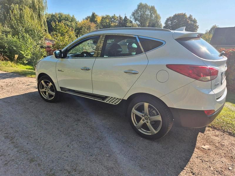 Weiß Gebraucht 2015 Hyundai ix35 SUV | 9.500 € - Bild 1/4