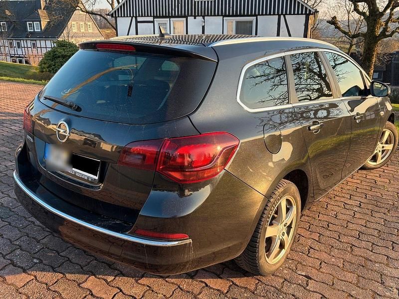 Gebraucht Opel Astra Edition 120 PS (88 kW) 2014 Schwarz Kombi
