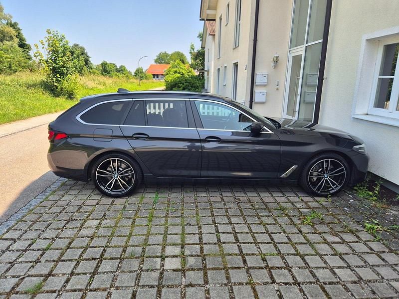 Grau Gebraucht 2021 BMW 530 Sport Line Kombi | 29.500 € (Guter Preis) - Bild 1/4