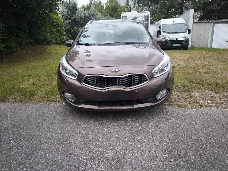Grau Gebraucht 2013 Kia Ceed Kleinwagen | 7.999 € (Fairer Preis) - Bild 1/4