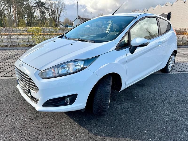 Gebraucht Ford Fiesta 68 PS (50 kW) 2014 Weiß Kleinwagen