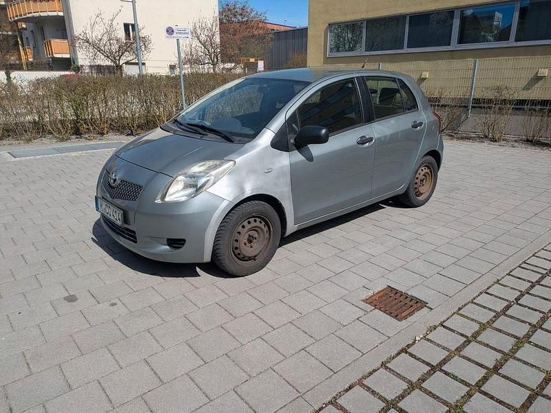 Gebraucht Toyota Yaris 69 PS (50 kW) 2008 Grau Kleinwagen
