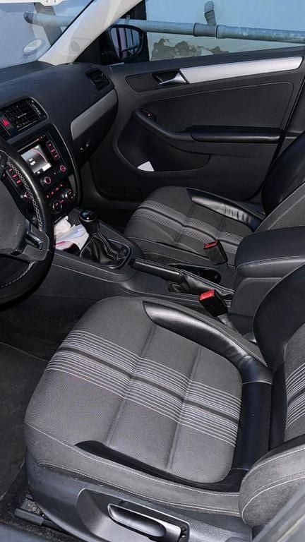 Grau Gebraucht 2012 VW Jetta Match Limousine | 6.850 € (Fairer Preis) - Bild 1/4