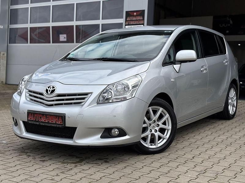 Silber Gebraucht 2013 Toyota Verso Travel Van / Kleinbus | 9.890 € (Fairer Preis) - Bild 1/4
