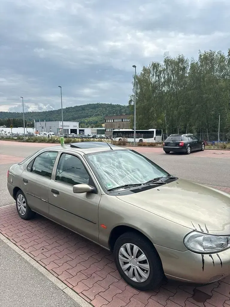 Gebraucht Ford Mondeo 95 PS (69 kW) 1999 Grün Limousine