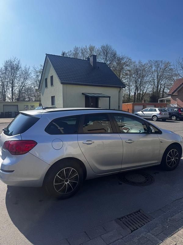 Gebraucht Opel Astra 140 PS (102 kW) 2011 Silber Kombi