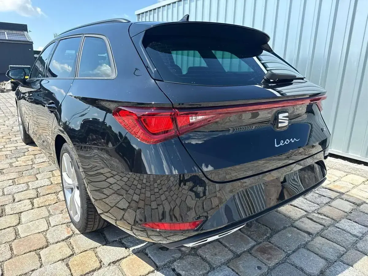 Neu Seat Leon FR 150 PS (110 kW) 2026 Midnight schwarz meta... Kombi