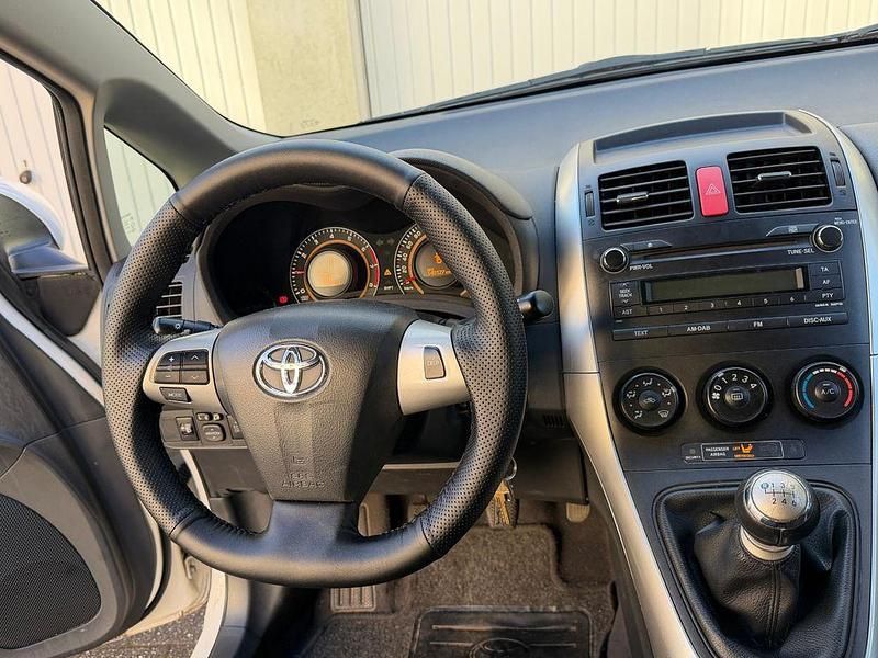 Gebraucht Toyota Auris 99 PS (72 kW) 2012 Weiß Kleinwagen