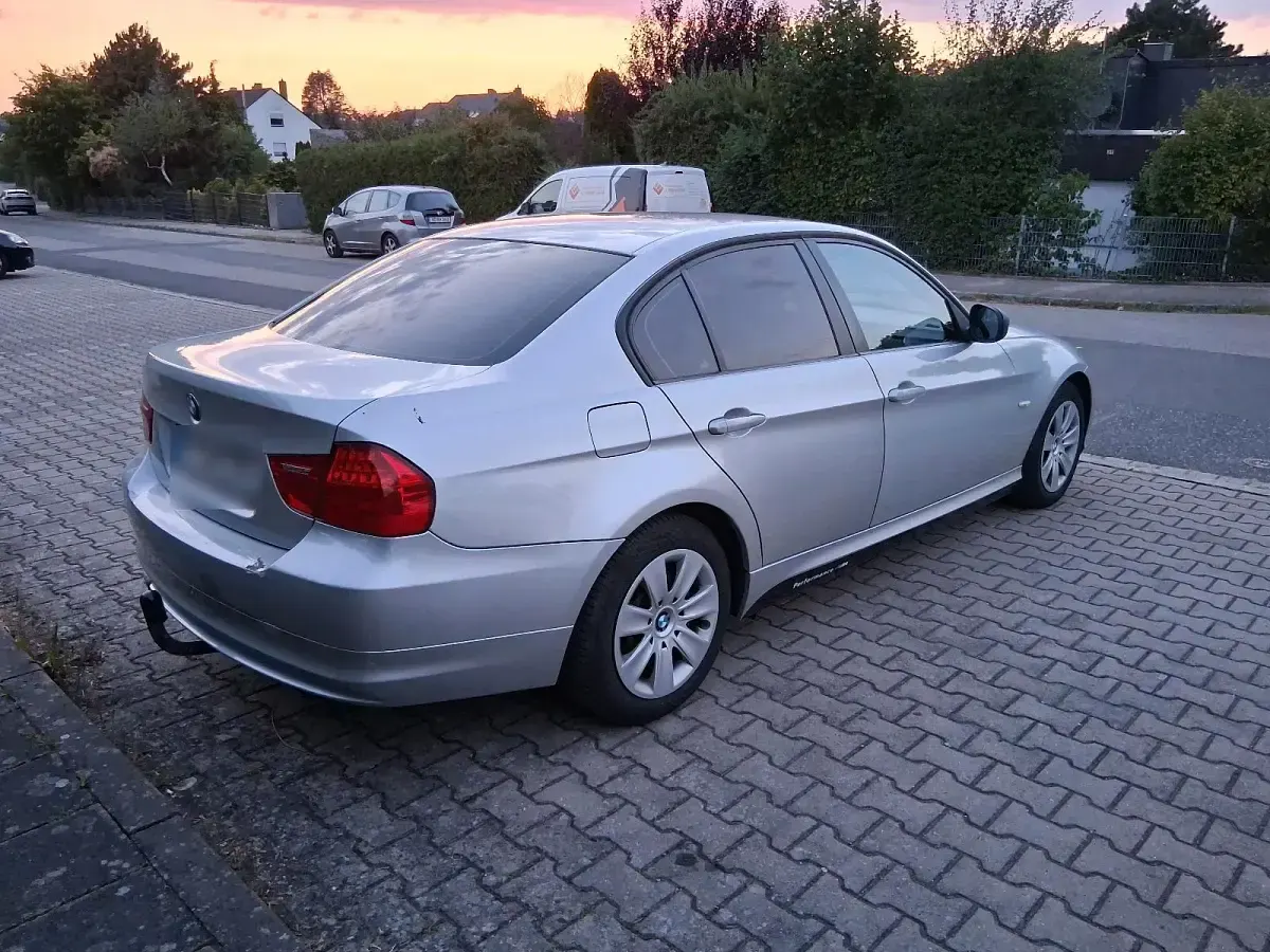 Gebraucht BMW 318 143 PS (105 kW) 2009 Silber Limousine