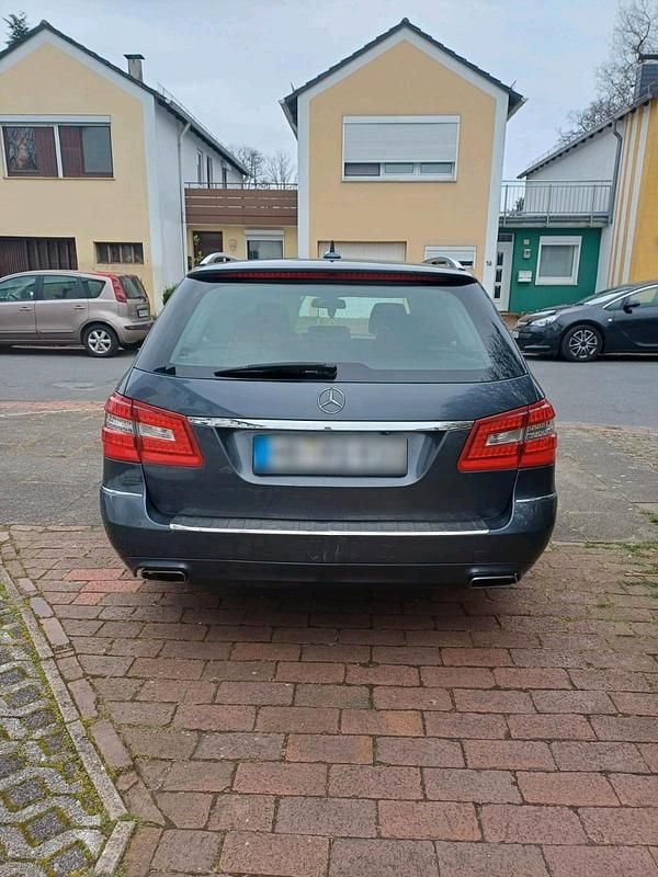 Gebraucht Mercedes E220 170 PS (125 kW) 2012 Blau Kombi