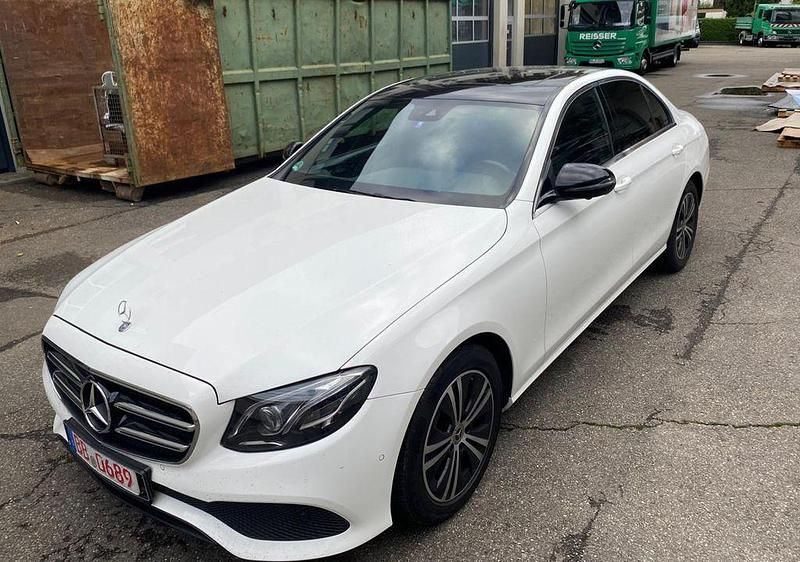 Weiß Gebraucht 2016 Mercedes E220 Night Limousine | 16.770 € - Bild 1/1