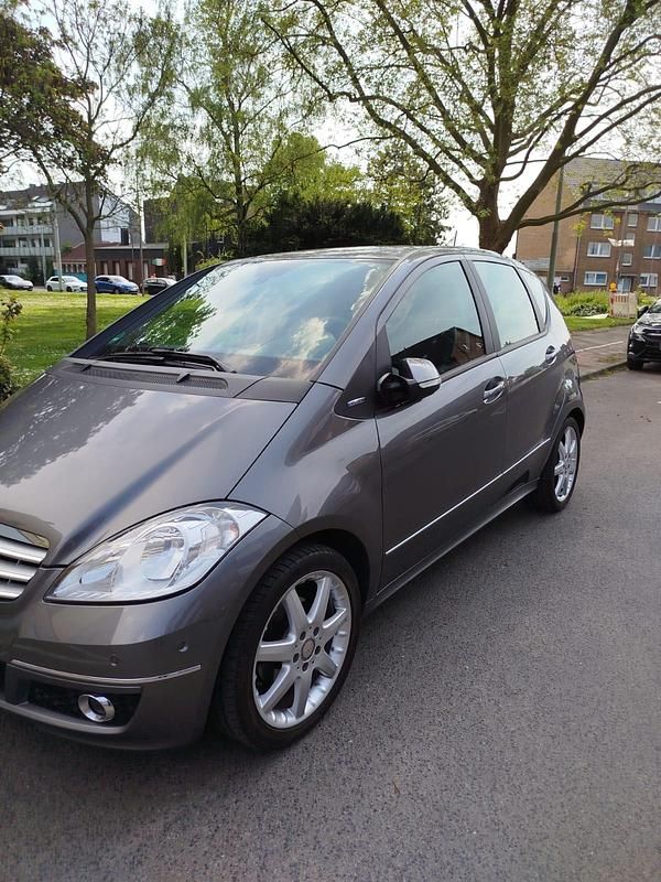 Silber Gebraucht 2010 Mercedes A160 Limousine | 5.500 € - Bild 1/4