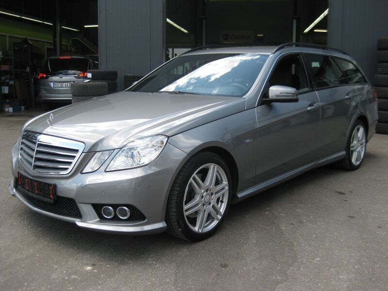Palladiumsilber metalliclack Gebraucht 2011 Mercedes E200 AMG line Kombi | 9.995 € (Fairer Preis) - Bild 1/4