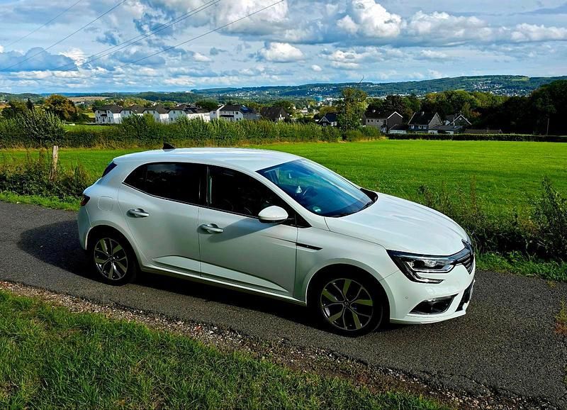 Gebraucht Renault Mégane IV Bose Edition 132 PS (97 kW) 2017 Weiß Kleinwagen