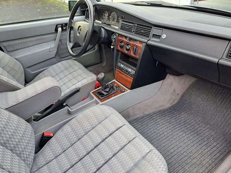 Gebraucht Mercedes 190 122 PS (89 kW) 1991 Grau Limousine