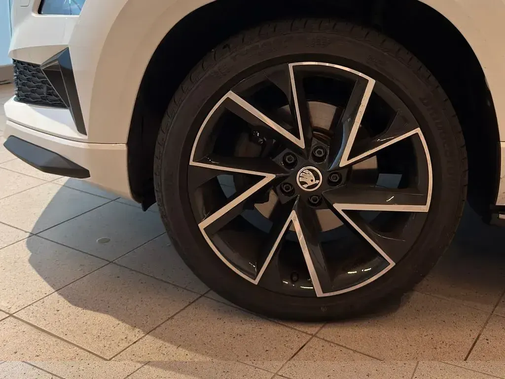 Gebraucht Skoda Karoq SportLine 150 PS (110 kW) 2023 Weiß SUV