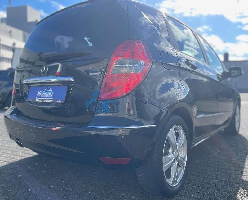 Gebraucht Mercedes A160 95 PS (69 kW) 2010 Kosmosschwarz  metalliclack Kleinwagen