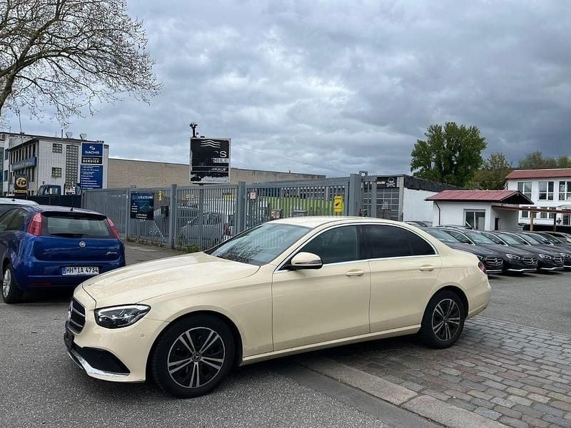 Second-hand Mercedes E220 200 CP (147 kW) 2023 Galben Berlinǎ