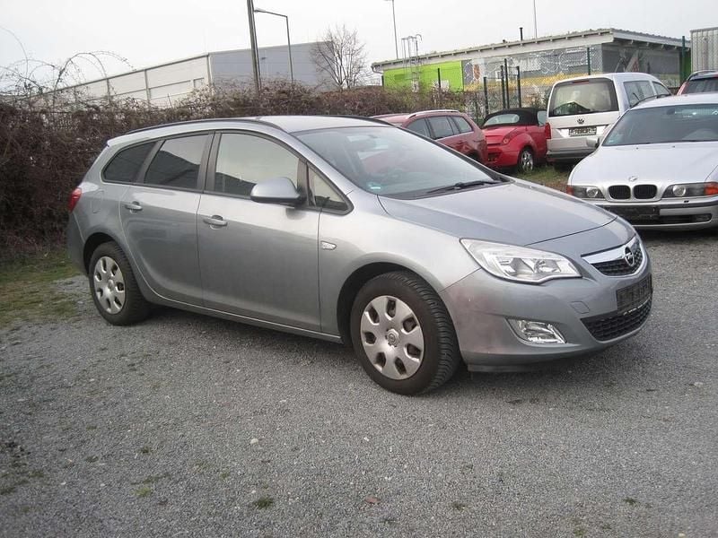 Gebraucht Opel Astra Design Edition 101 PS (74 kW) 2012 Silbersee/perl silber (m2) Kombi