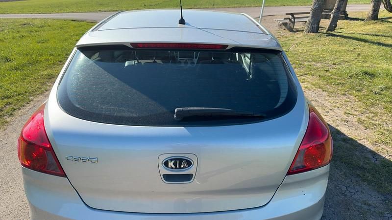 Gebraucht Kia Ceed 109 PS (80 kW) 2009 Silber Kleinwagen