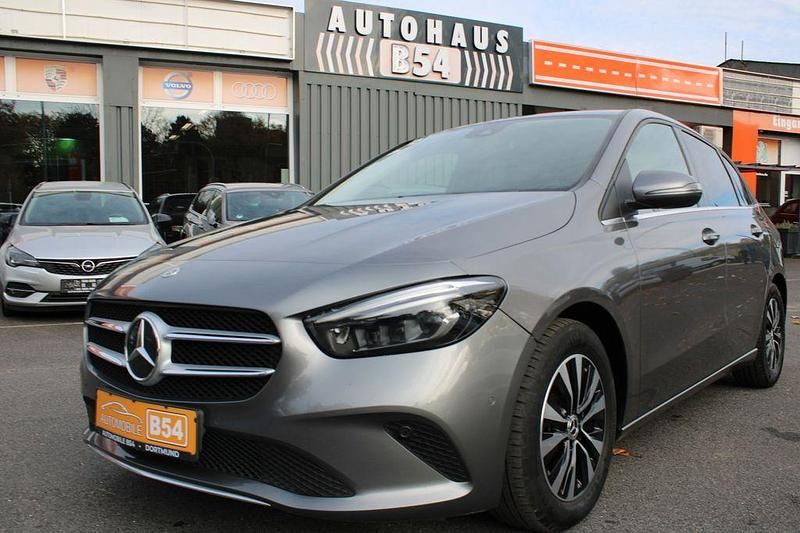 Grau Gebraucht 2022 Mercedes B180 Van / Kleinbus | 20.991 € (Guter Preis) - Bild 1/4