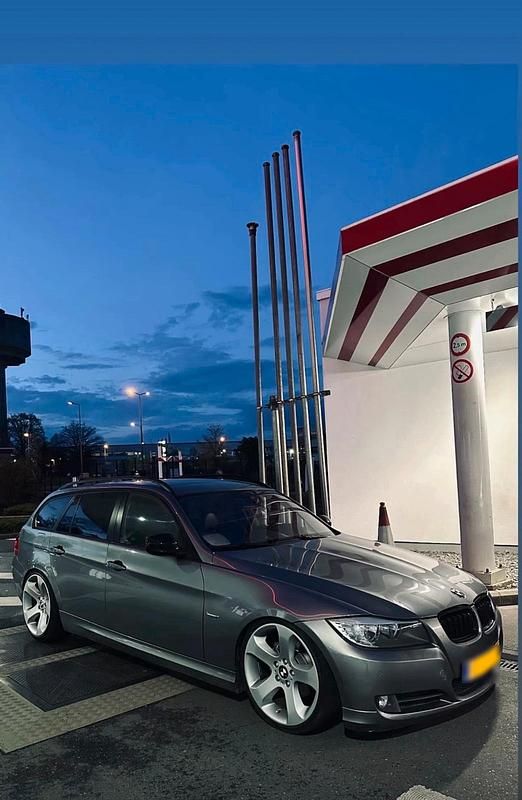 Gebraucht BMW 320 177 PS (130 kW) 2009 Grau Kombi