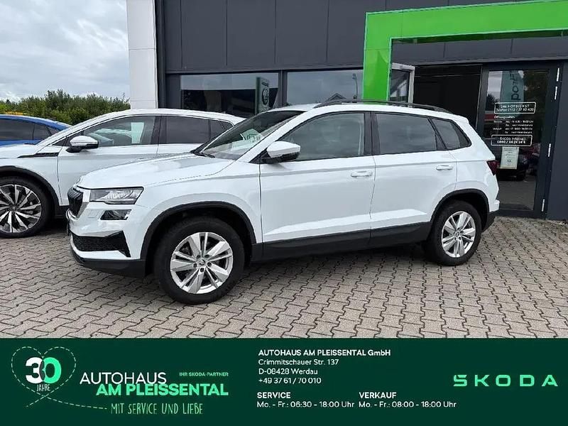 Moonweiss metallic Gebraucht 2024 Skoda Karoq SUV | 31.980 € (Fairer Preis) - Bild 1/4