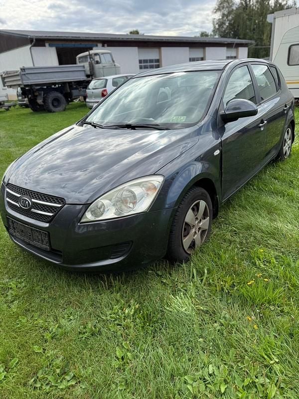 Grau Gebraucht 2009 Kia Ceed 2 Kleinwagen | 900 € (Fairer Preis) - Bild 1/4