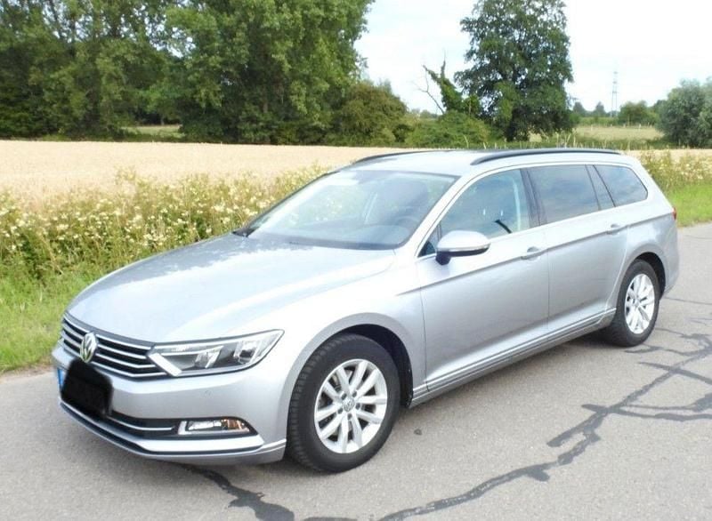 Silber Gebraucht 2019 VW Passat Highline Kombi | 14.999 € (Superpreis) - Bild 1/4